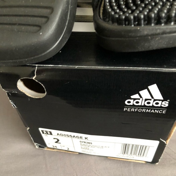 Brand New youth Adidas slides - Picture 3 of 3